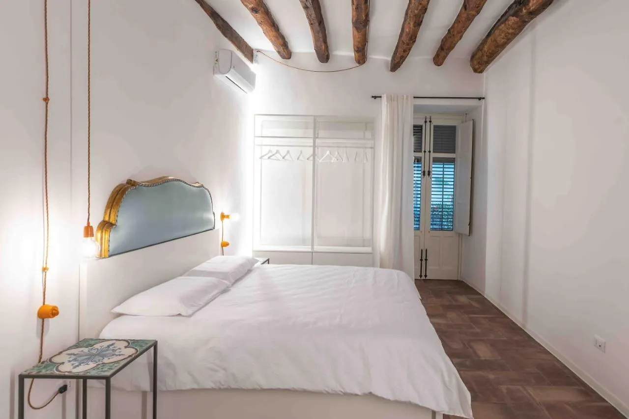 Calderai 82 Suites 1 E 2 Palermo 0*,  Italien